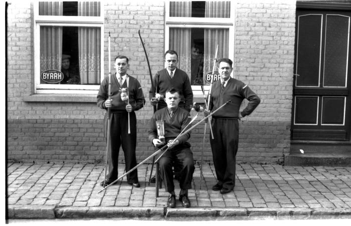 Café 'Stad Kortrijk': 4 boogschutters; Izegem 1958