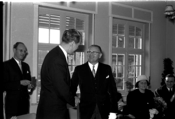 Huldiging Saelen: Saelen krijgt medaille en houdt bedankingsrede, Kachtem 1958