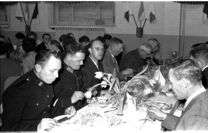 Huldiging Saelen: gemeentepersoneel aan feestmaal, Kachtem 1958