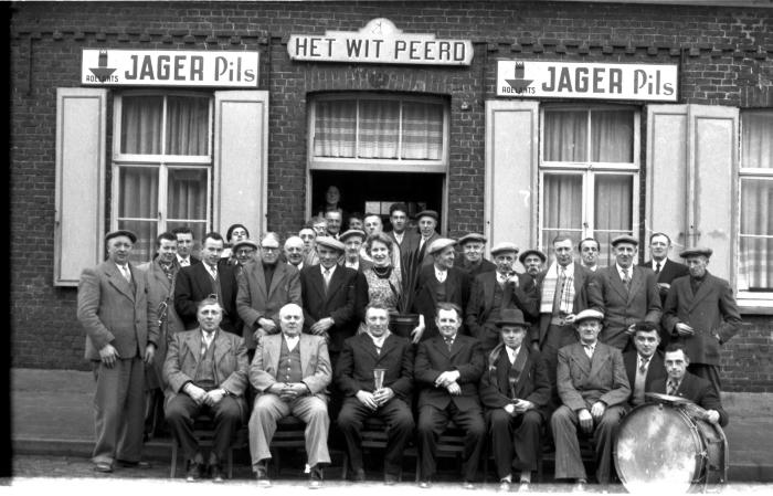 Café 'Het Wit Peerd': groepsfoto, Kachtem 1958