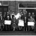 Huldiging kampioenen duivenmelkers 'Het Nieuw Gemeentehuis': groepsfoto, Kachtem 1958