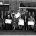 Huldiging kampioenen duivenmelkers 'Het Nieuw Gemeentehuis': groepsfoto, Kachtem 1958