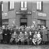 Café 'Aubisque': groepsfoto, Izegem 1958