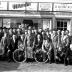 Café 'De Nieuwe Wijk, L. Langsweirt, Coiffeur': groepsfoto, Emelgem 1958