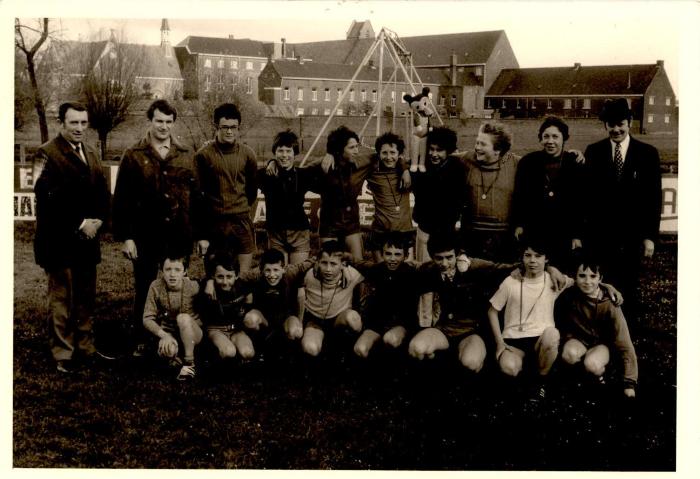 Groepsfoto jonge voetballers, Gits