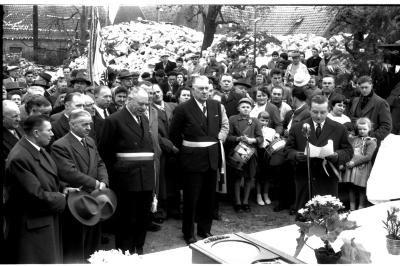 Jubileum echtpaar Oscar De  Molenaar: huldiging door gemeentebestuur, Ingelmunster 1958