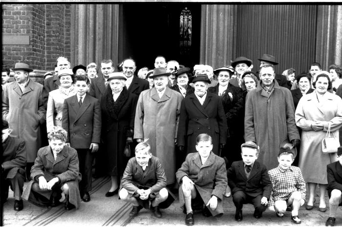 Jubileum echtpaar Parmentier - Viaene, groepsfoto aan kerk, Izegem 1958