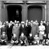 Jubileum echtpaar Parmentier - Viaene, groepsfoto aan kerk, Izegem 1958