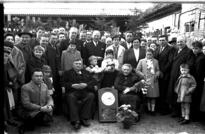 Jubileum echtpaar Oscar De  Molenaar: groepsfoto met familie, Ingelmunster 1958 