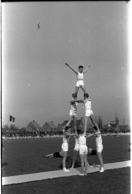 Feest bij padvinders (scouts): acrobatie, Izegem 1958