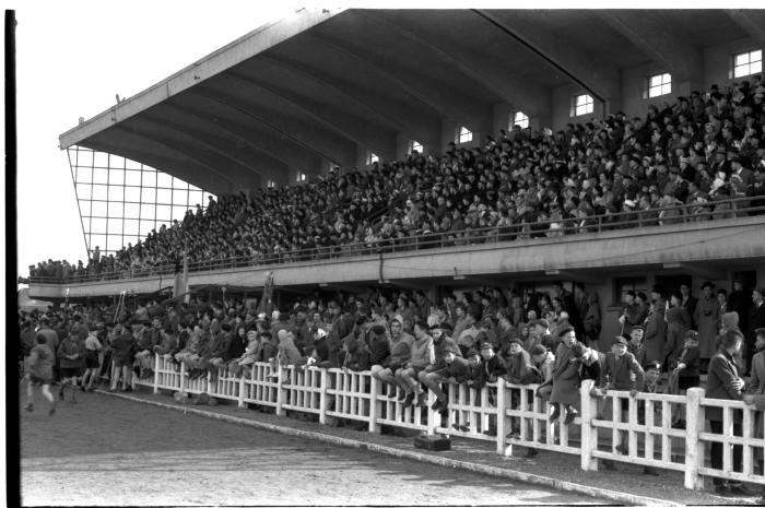 Feest bij padvinders (scouts): toeschouwers in tribune, Izegem 1958