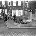 Inhuldiging nieuwe vlag 'Biljartklub Langzaam Maar Zeker, ACW, Izegem 1958': aan monument, Izegem 1958