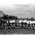 Groepsfoto van 2 ploegen voetbalspelers, Izegem 1958