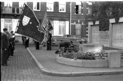 Inhuldiging nieuwe vlag 'Biljartklub Langzaam Maar Zeker, ACW, Izegem 1958': aan monument, Izegem 1958